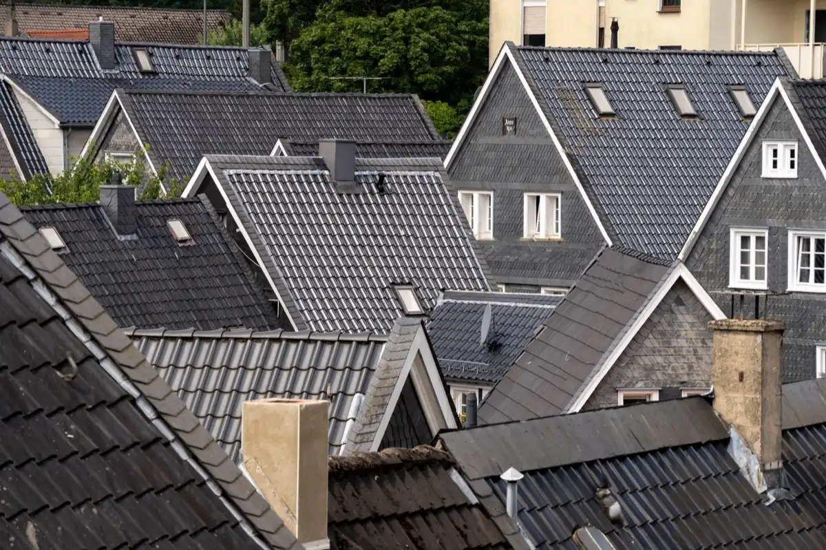 Steep roof eaves and gutter lines on houses in Metairie, LA
